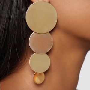 NWT Eye catching gold earrings